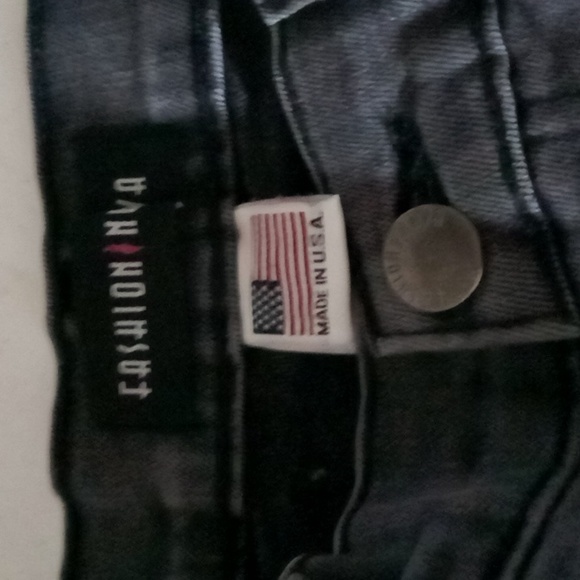 Fashion Nova gray distressed shorts - Picture 4 of 4